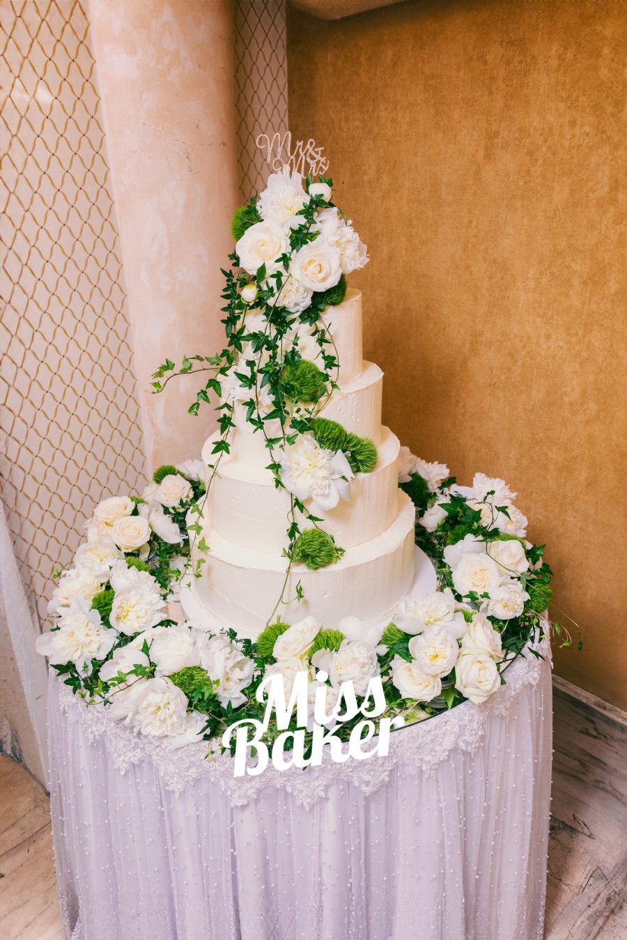 patru niveluri, aranjament floral cascadă, flori naturale albe — Miss Baker Constanța