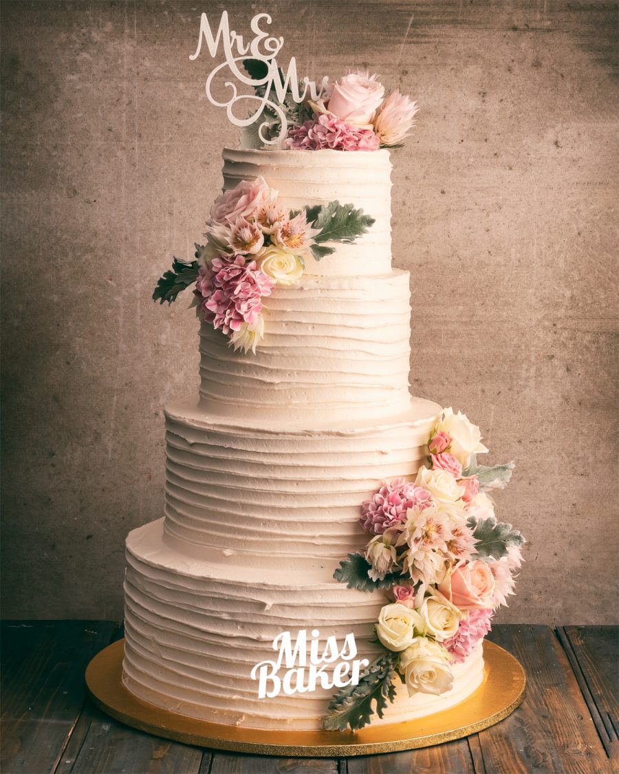 patru niveluri, aranjament floral diagonal, textură orizontală — Miss Baker Constanța