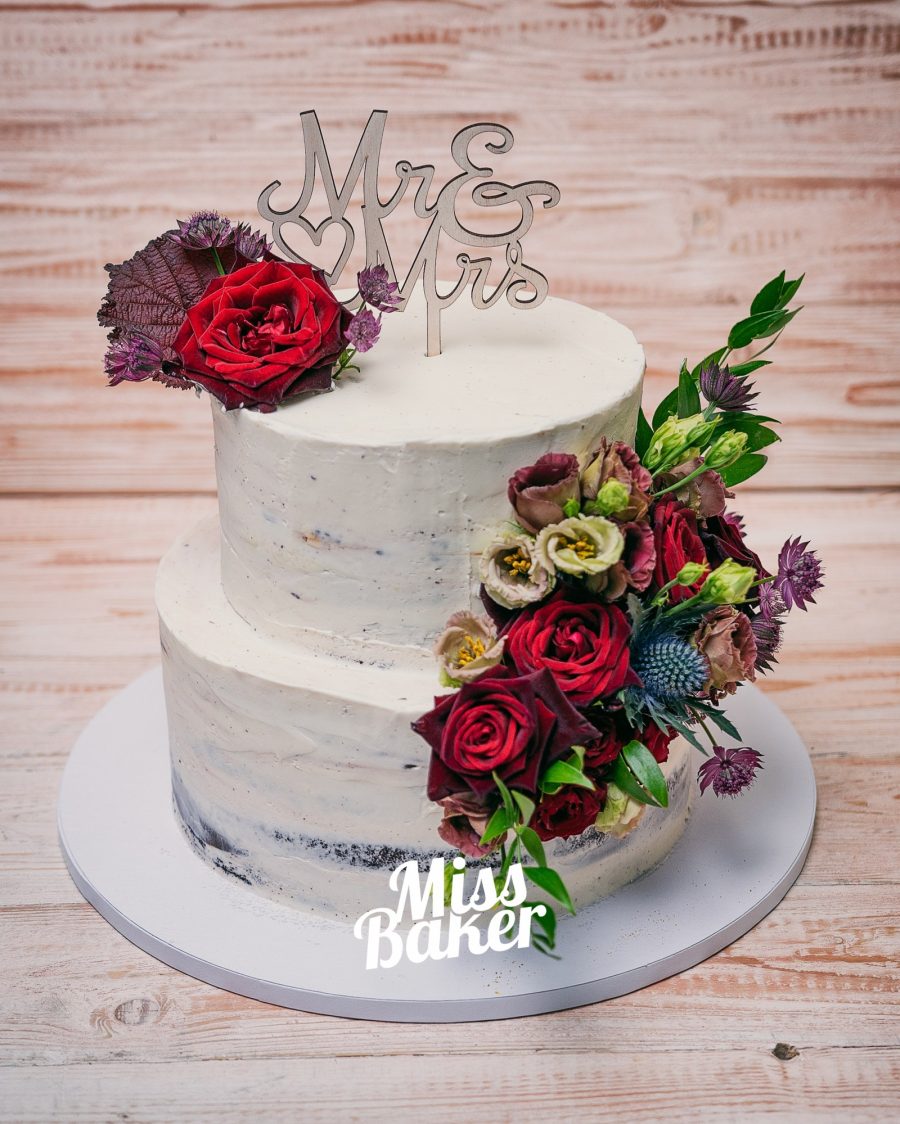două niveluri, aranjament floral asimetric, topper Mr & Mrs — Miss Baker Constanța