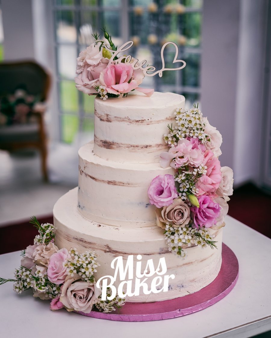 naked cake, topper love metalic, aranjament floral lateral — Miss Baker Constanța
