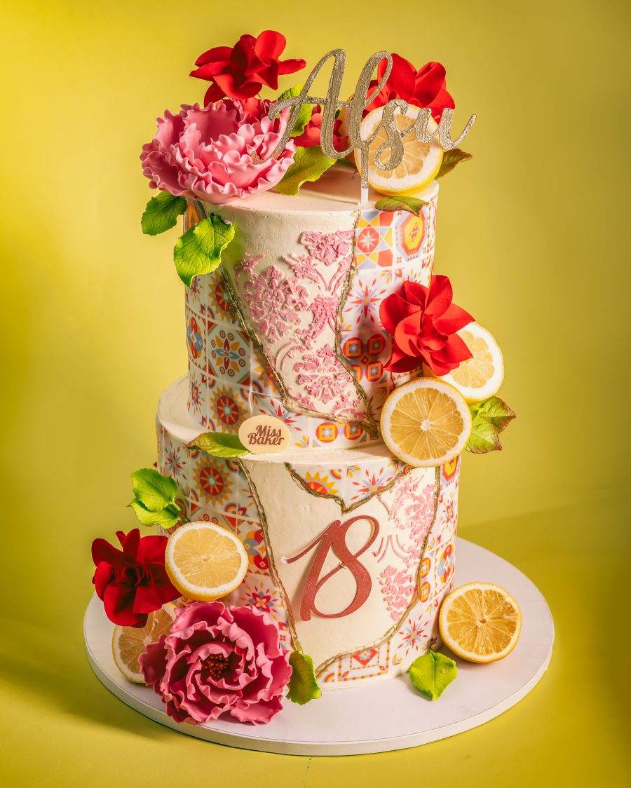 tort etajat, trei niveluri, decor aniversar — Miss Baker Constanța