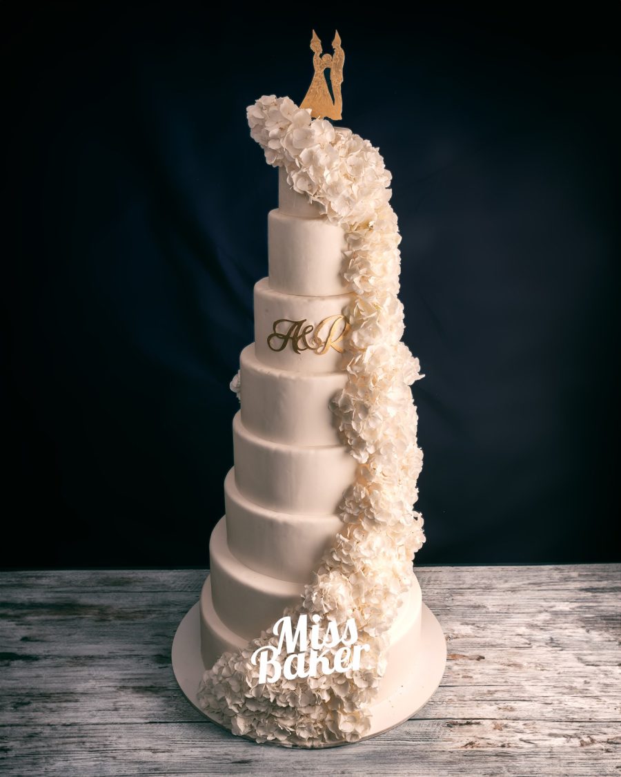 șase niveluri, cascadă florală verticală, siluetă topper auriu — Miss Baker Constanța