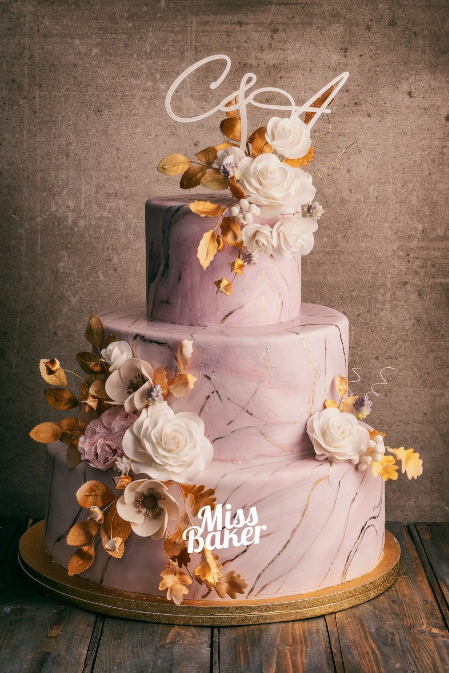 marmorat roz pal, accente aurii, flori sculptate manual — Miss Baker Constanța