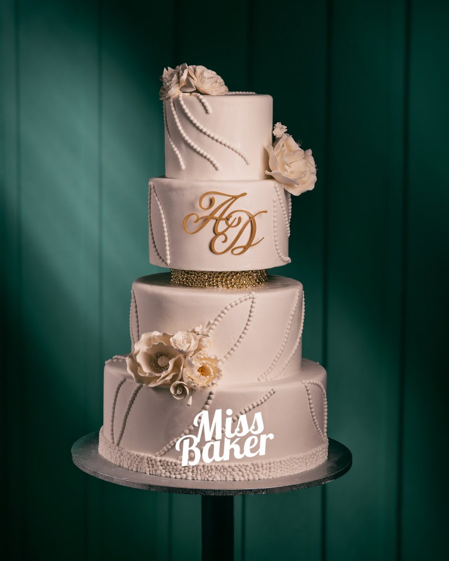 trei niveluri, monogramă aurie, flori sculptate manual — Miss Baker Constanța
