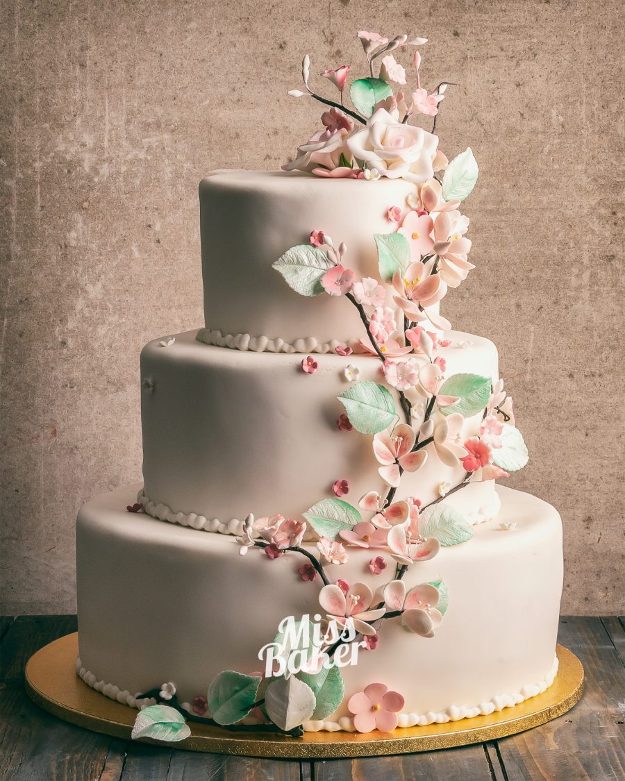 trei niveluri, aranjament floral diagonal, flori pastel — Miss Baker Constanța