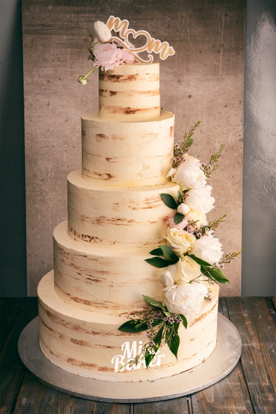 patru niveluri, aranjament floral diagonal, flori naturale albe — Miss Baker Constanța
