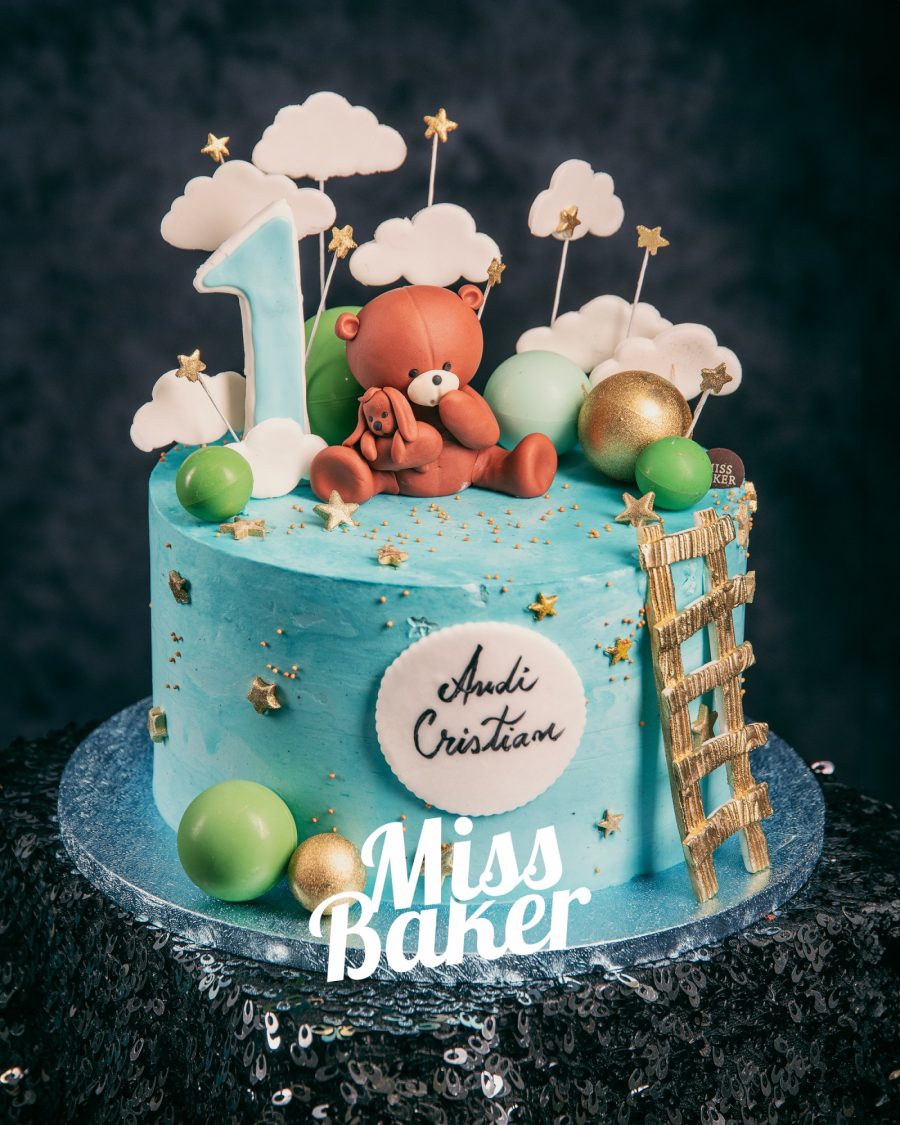 ursuleț modelat, scară aurie comestibilă, nori pufoși decorativi — Miss Baker Constanța