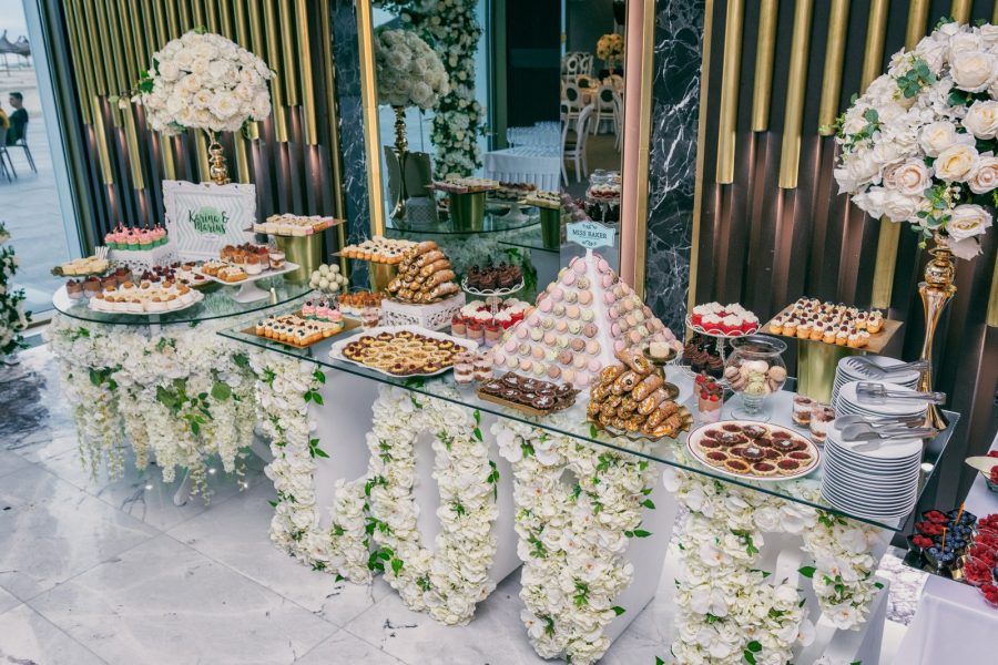 piramidă macarons, ecler auriu, platou sticlă dreptunghiular — Miss Baker Constanța