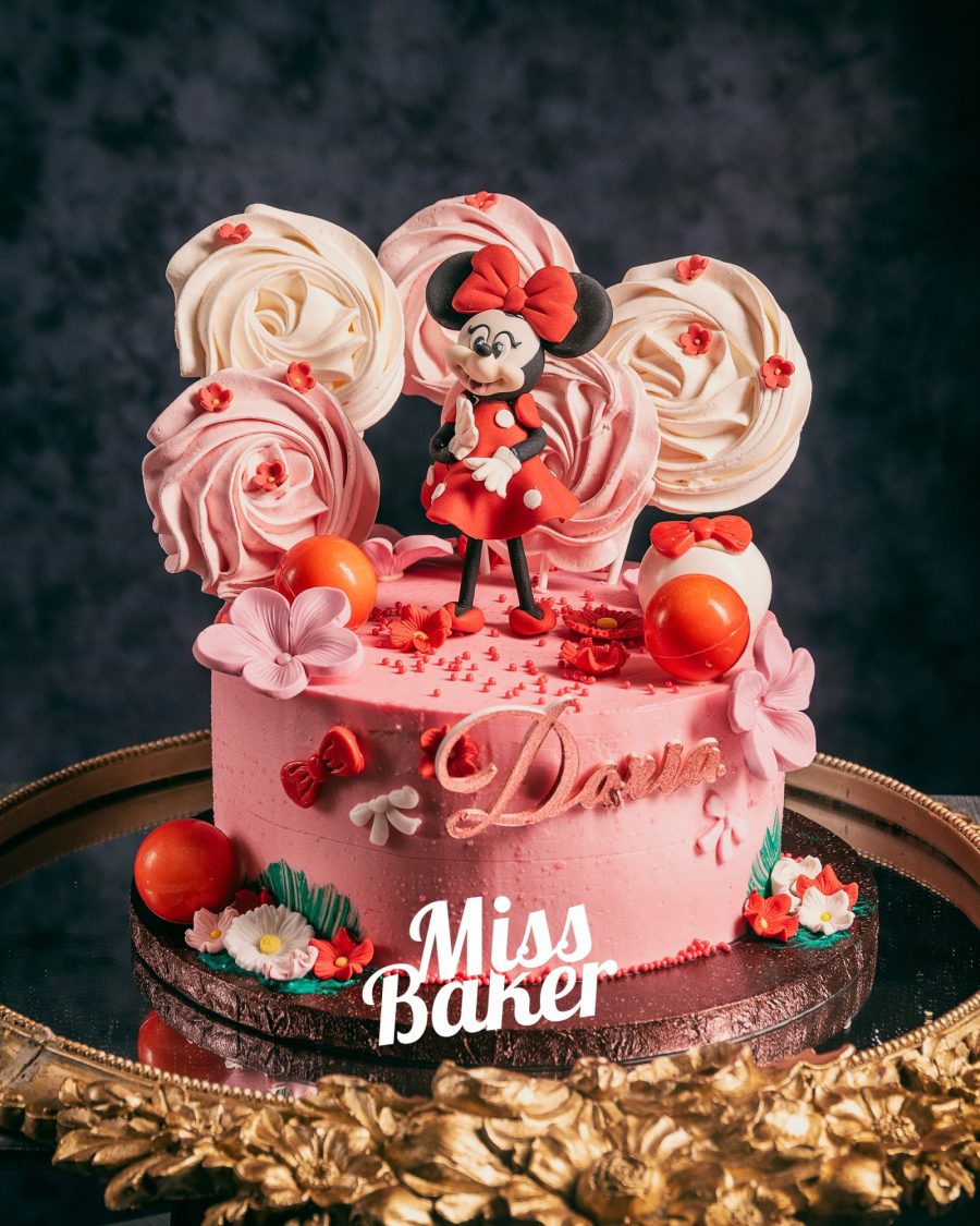 figurina Minnie Mouse, bezea spiralată, flori roz modelate — Miss Baker Constanța